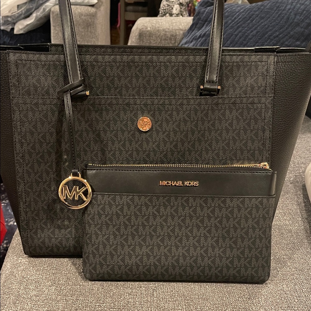 Michael Kors Large Maisie 2/1 Black Signature Tote. With logo snapin clutch NWOT - Picture 2 of 11